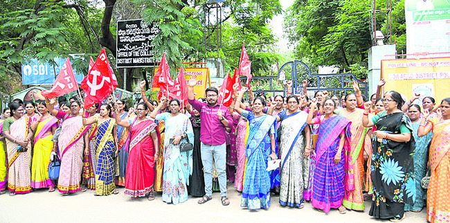 ధర్నాలతో దద్దరిల్లిన కలెక్టరేట్‌1