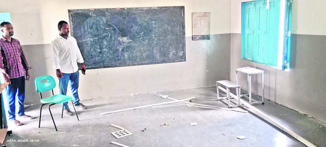 పాఠశాలలో ఫర్నిచర్ ధ్వంసం
1