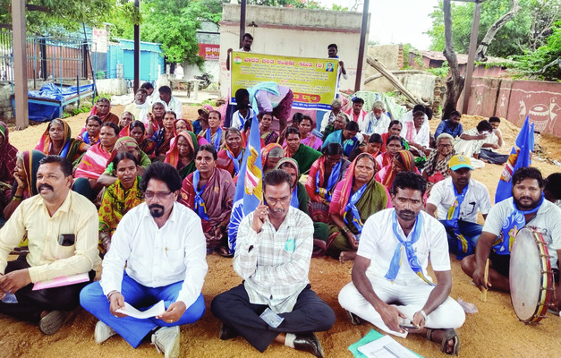 బకాయిలు చెల్లించాలని ధర్నా 1