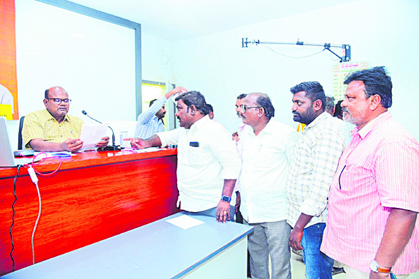 ఫీల్డ్ అసిస్టెంట్ను సస్పెండ్ చేయాలి 1