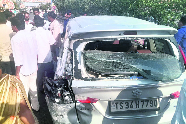 జాతీయ రహదారిపై లారీ బీభత్సం1