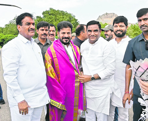 ముఖ్యమంత్రికి ఘన స్వాగతం
2