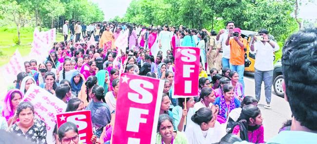 కలెక్టర్‌తో భేటీ
2