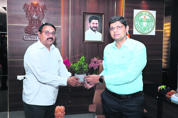 కలెక్టర్‌తో భేటీ
3