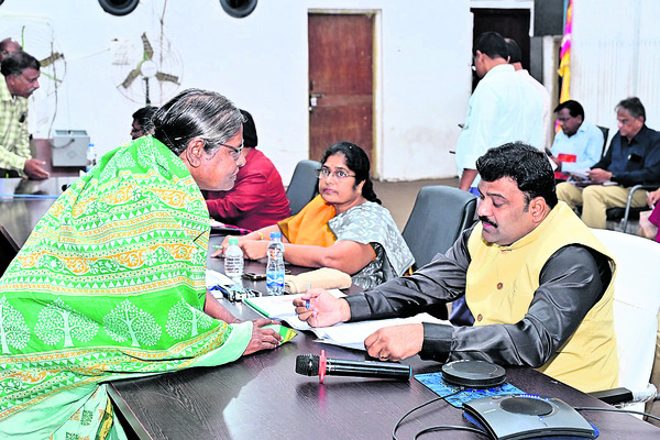 ముగ్గురికి కారుణ్య నియామకాలు 1
