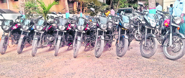 అంతర్రాష్ట్ర బైకు దొంగల అరెస్టు1