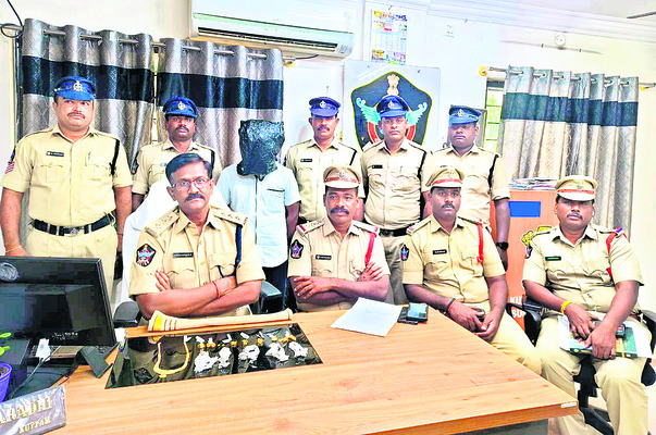 దొంగ అరెస్ట్
1