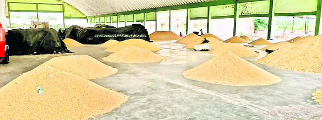 మార్కెట్‌లో రైతుల పడిగాపులు1