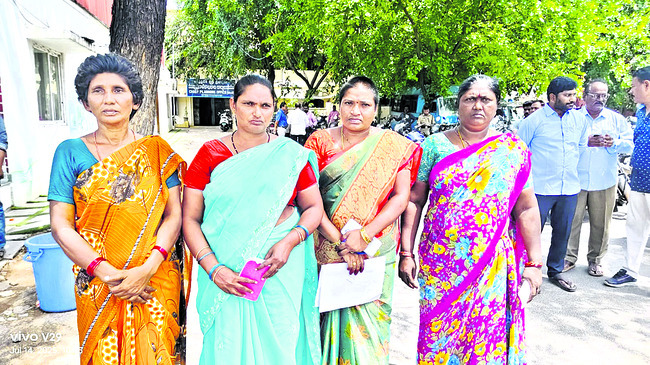 వినతులిచ్చి.. స్పందించాలని కోరి..2