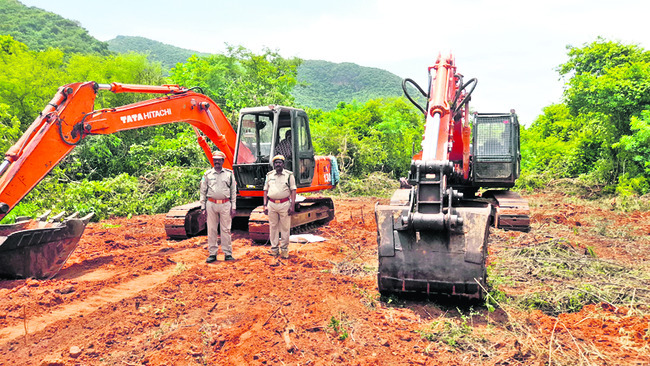రోడ్డు పనులు అడ్డుకున్న ఫారెస్ట్ అధికారులు 1