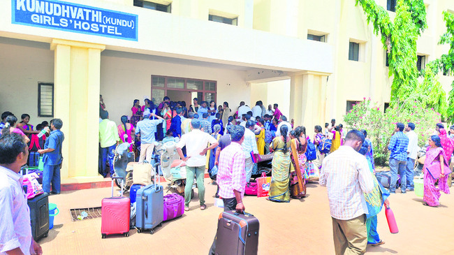ట్రిపుల్ ఐటీకి చేరుకుంటున్న పీయూసీ–1 విద్యార్థులు 1