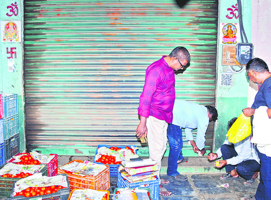 షాపులకు సీళ్లు 1