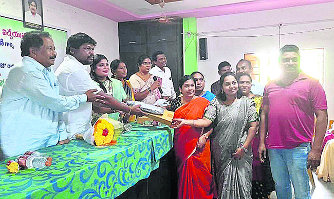 ప్రజాప్రతినిధులను అధికారులు విస్మరిస్తే ఉపేక్షించేదిలేద1