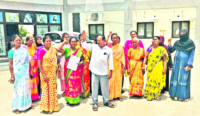 కార్మికుల సమ్మెతో కారుచీకట్లు 1
