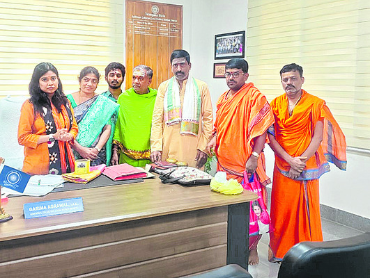 అదనపు కలెక్టర్‌ను కలిసిన కొమురవెల్లి అర్చకులు 1