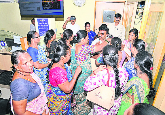 వెలుగులో చీడపై మహిళల కన్నెర్ర 1
