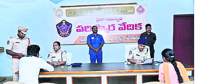 అర్జీలు సకాలంలో పరిష్కరించాలి1
