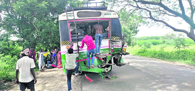 ఆగి ఉన్న బస్సును ఢీకొట్టిన ట్యాంకర్1