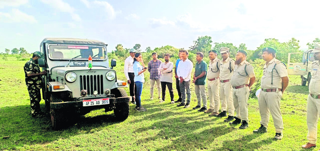 ● ఎస్‌ 12 పులి కోసం కొనసాగుతున్న గాలింపు ● అడవిలో ఆరు ట1