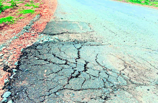 నాణ్యత డొల్ల.. రోడ్డు గుల్ల2