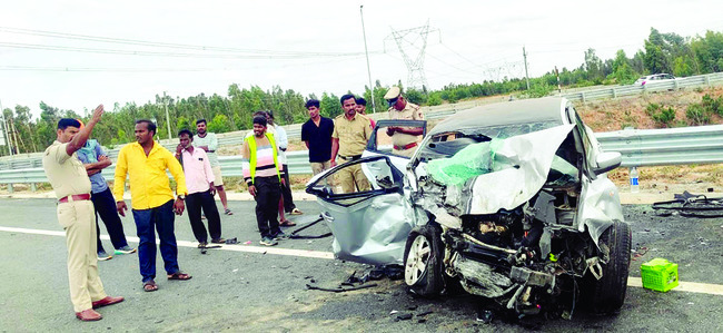 రెండు కార్లు ఢీ, తల్లీ కొడుకు మృతి 1
