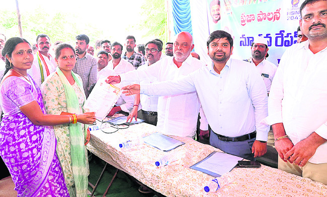 పేదల కోసమే రేషన్ కార్డులు1