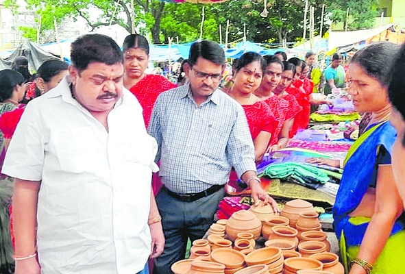 ఇందిరమ్మ ఇళ్లను త్వరగా నిర్మించుకోవాలి 
2