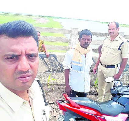 ప్రాణాలు కాపాడి.. కుటుంబ సభ్యులకు అప్పగించి1