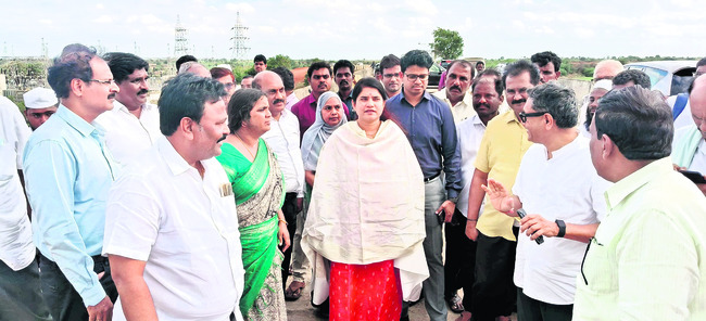 శ్రీశైలండ్యాం గేట్ల మూసివేత 1