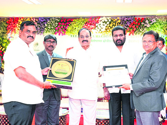 డీసీసీబీ చైర్మన్‌ శ్రీనివాస్‌రెడ్డికి ఉత్తమ అవార్డు2