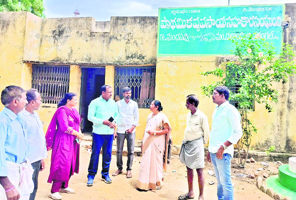 యూరియా బస్తాల సీజ్2