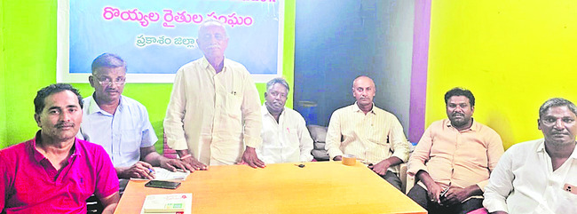 సర్పంచ్‌ను పరామర్శించిన ఎమ్మెల్యే తాటిపర్తి 2