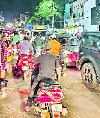 చీకటి పడితే ట్రాఫిక్‌ వెతలు! 2