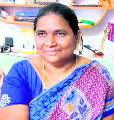● ఆమె భర్తకు తీవ్రగాయాలు ● బైక్పై వెళ్తుండగా మినీలారీ 1