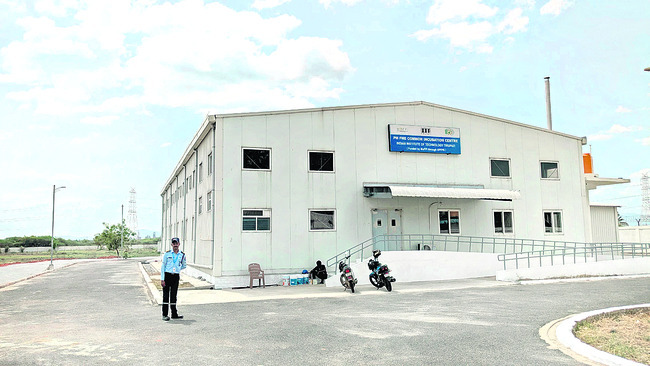ప్రభుత్వ పాఠశాలలో డీఈఓ ఆకస్మిక తనిఖీ 1