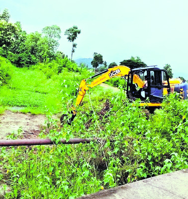 పెద్దగెడ్డలో పూడిక తీత పనులు2