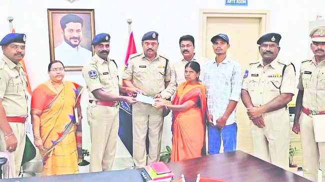 పోలీస్‌ ఆర్థిక చేయూత పథకంతో భరోసా
2