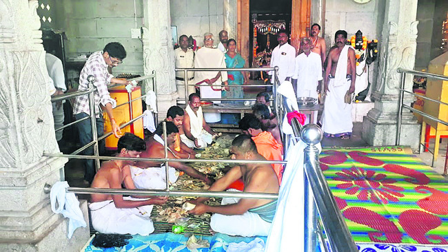 హుండీ ఆదాయం  రూ.5.23 లక్షలు  1