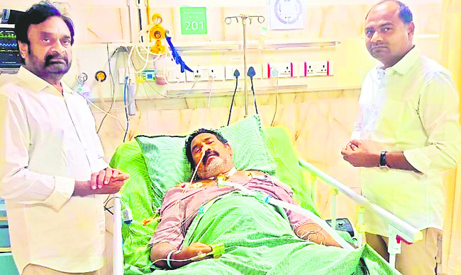 సర్పంచ్‌ను పరామర్శించిన ఎమ్మెల్యే తాటిపర్తి 1