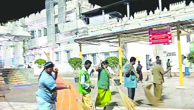 ఆగుతూ.. ఊగుతూ.. 1