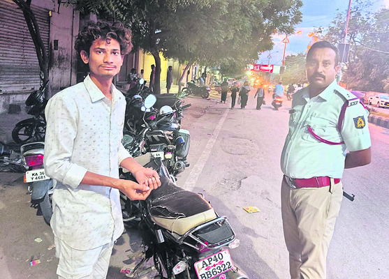 బైక్‌చోదకులపై కొరడా1