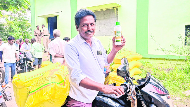 పని వదులుకుని.. పడిగాపులు2
