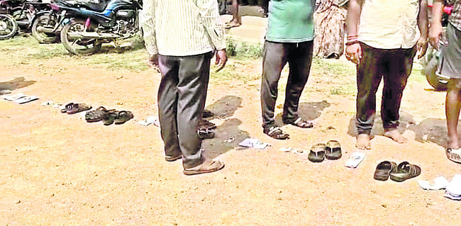 పని వదులుకుని.. పడిగాపులు1