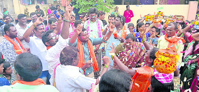 బోనమెత్తి.. నృత్యం చేసి.. 1