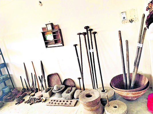 పురాతన వస్తువులు అందజేయాలి 1