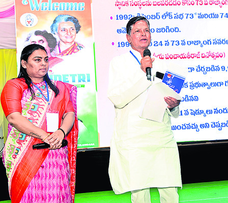 మహిళలు రాజకీయంగా రాణించాలి1