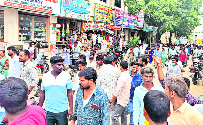 రాళ్లు విసురుతూ సైకో వీరంగం1