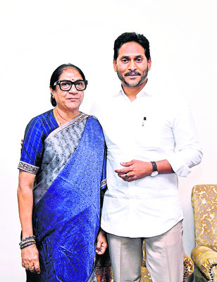 వైఎస్‌ జగన్‌ను కలిసిన జెడ్పీ చైర్‌పర్సన్‌1
