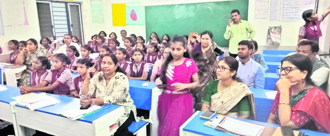 కేజీబీవీలో రాష్ట్రవిద్యాశాఖ కార్యదర్శి బస
1