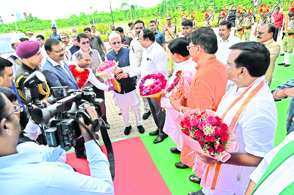 ప్రముఖులతో గవర్నర్‌ ఇష్టాగోష్టి 6